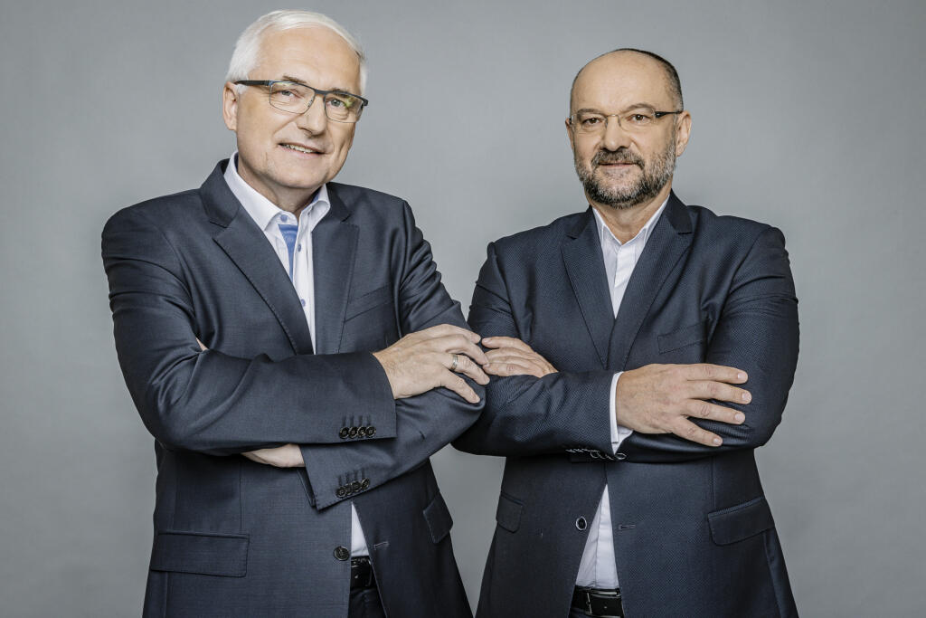 Na snímke zľava podnikateľ a zakladateľ MTS Krivá, Juraj Habovštiak, ktorý sa stal víťazom ankety týždenníka Trend, Manažér roka 2020 a generálny riditeľ spoločnosti Vetropack Nemšová s.r.o., Ing. Boris Sluka, ktorá sa stala víťazom ankety týždenníka Trend, Investor roka 2020.