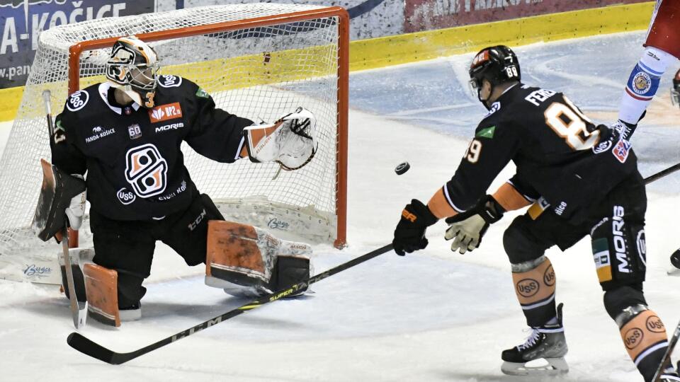 Na snímke zľava brankár Dominik Riečický a Jakub Ferenc (obaja Košice) v piatom zápase finále play off hokejovej Tipos extraligy HC Košice - HKM Zvolen 23. apríla 2023 v Košiciach. FOTO TASR - Roman Hanc