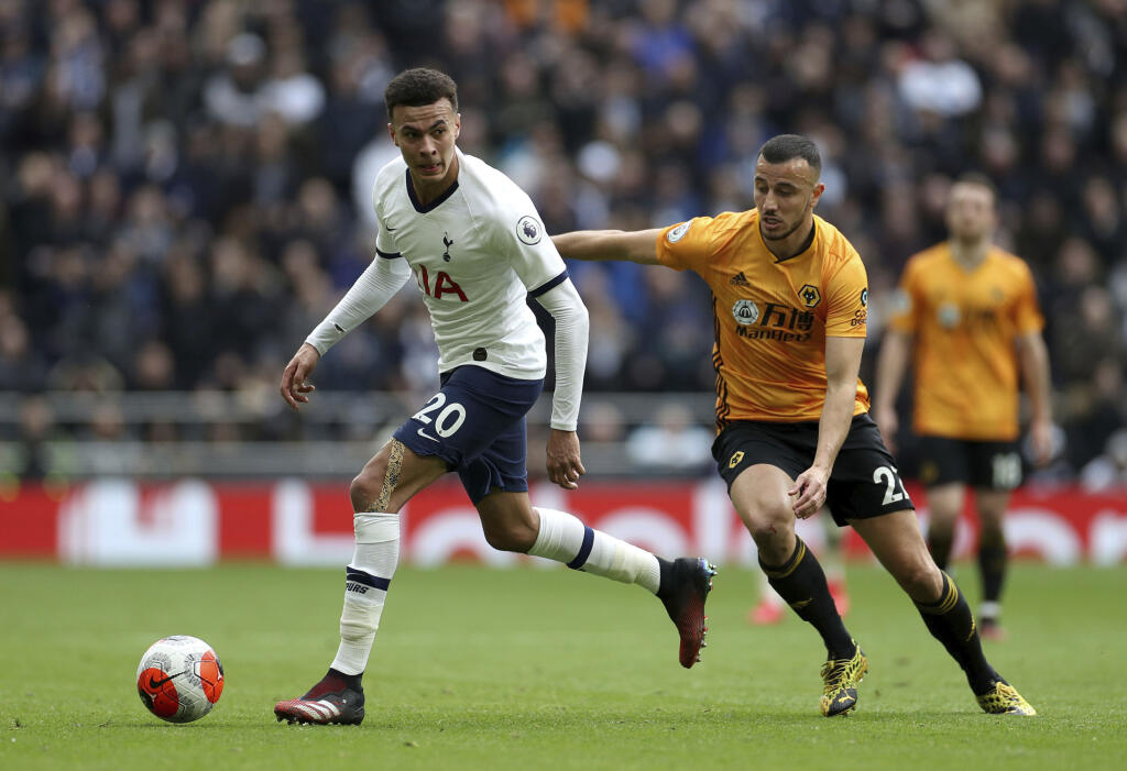 SY 19 Londýn - Na snímke zľava hráč Tottenhamu Dele Alli a hráč Wolverhamptonu Romain Saiss v zápase 28. kola anglickej Premier League Tottenham Hotspur - Wolverhampton Wanderers v Londýne 1. marca 2020. FOTO TASR/AP
Tottenham Hotspur's Dele Alli, left, and Wolverhampton Wanderers' Romain Saiss battle for the ball during the English Premier League soccer match between Tottenham and Wolverhampton Wanderers at the Tottenham Hotspur Stadium, London, Sunday, March 1, 2020. (Bradley Collyer/PA via