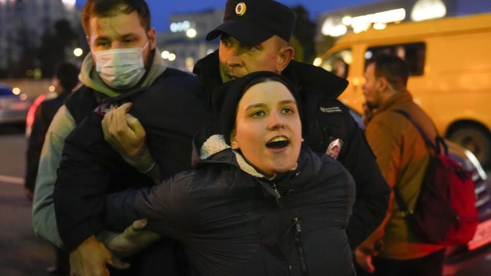 Policja zatrzymuje protestujących podczas demonstracji antymobilizacyjnej 21 września 2022 r. w Moskwie.  Ponad 650 protestujących zostało już aresztowanych w 30 miastach w całej Rosji podczas demonstracji przeciwko częściowej mobilizacji zapowiedzianej przez prezydenta Władimira Putina w jego przemówieniu w środę.  ZDJĘCIE TASR/AP