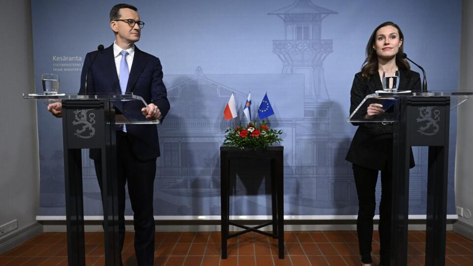 Fínska premiérka Sanna Marinová a poľský premiér Mateusz Morawiecki.