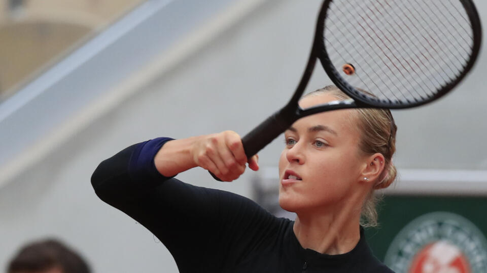 WA 70 Paríž - Slovenská tenistka Anna Karolína Schmiedlová odvracia úder Američanky Venus Williamsovej v zápase 1. kola ženskej dvojhry na grandslamovom turnaji Roland Garros v Paríži v nedeľu 27. septembra 2020. FOTO TASR/AP
Slovakia's Anna Karolina Schmiedlova plays a shot against Venus Williams of the U.S. in the first round match of the French Open tennis tournament at the Roland Garros stadium in Paris, France, Sunday, Sept. 27, 2020. (AP Photo/Michel Euler)