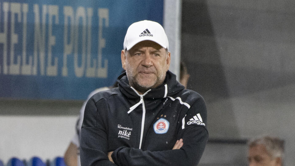 Na snímke tréner ŠK Slovan Vladimír Weiss počas prípravného futbalového stretnutia ŠK Slovan Bratislava - FC Zlín v Bratislave 30. júna 2021. FOTO TASR - Pavel Neubauer
