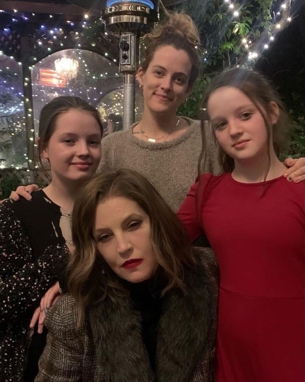 Lisa Marie Presley priviedla na svet štyri deti, no dnes žijú už len tri. Najväčšia pozornosť sa aktuálne sústredí na dospievajúce dvojičky Harper Vivienne Ann a Finley Aaron Love Lockwoodové, ktorých súkromie Lisa poctivo stráži a tak ich na verejnosti vidieť len sporadicky.