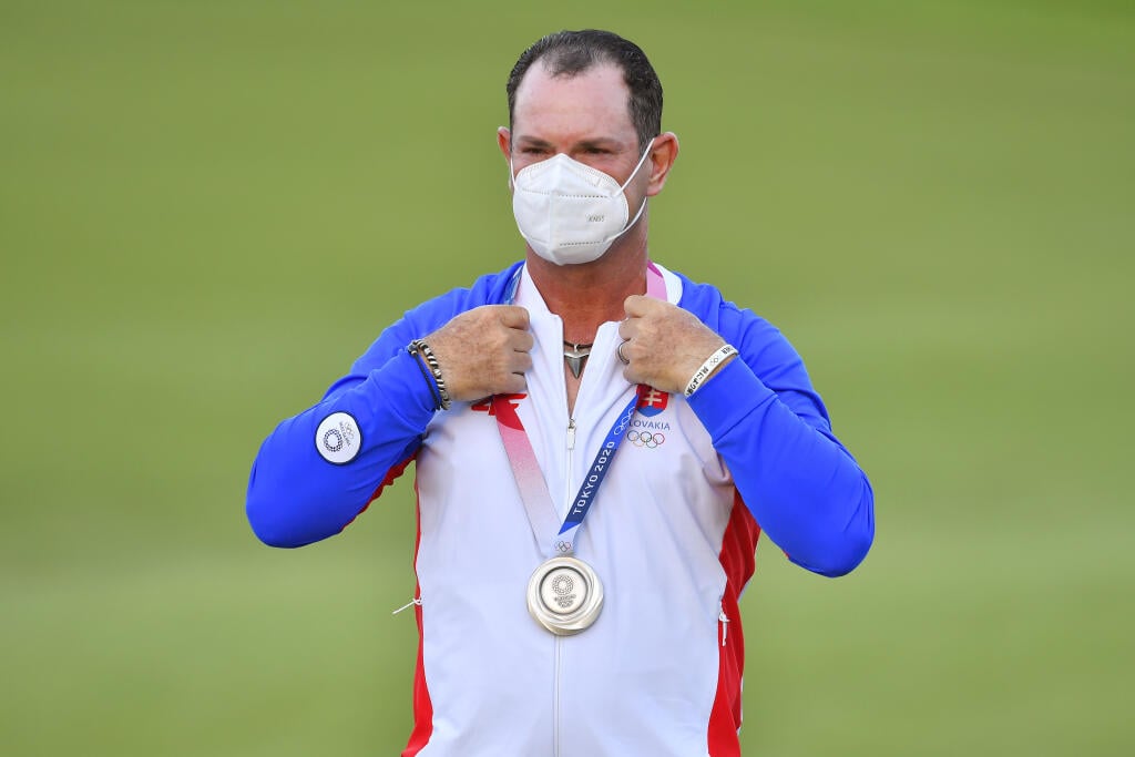 Golfista Rory Sabbatini pózuje na pódiu so striebornou medailou počas XXXII. letných olympijských hier.