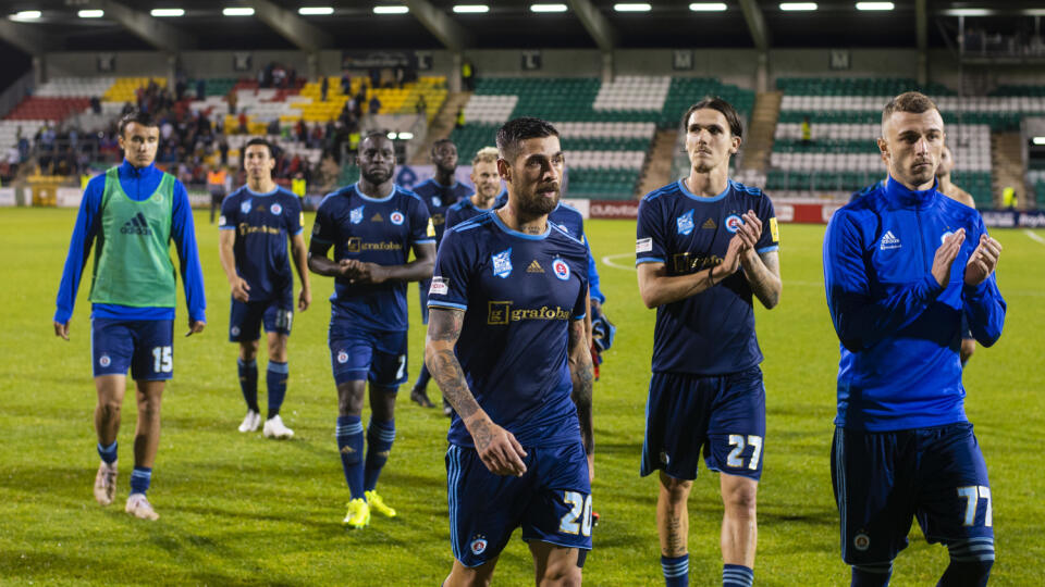 Radosť hráčov Slovana v odvete Európskej ligy na ihrisku Dundalku.