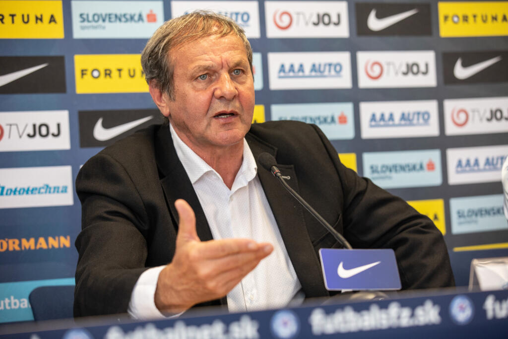 "Škriniar povedal to isté, som z neho sklamaný, lebo vzťah s ním bol nadštandardný. Teším sa z jeho výkonov, budem obom stále fandiť, ale aj som ich chcel na tlačovke po zápase s Českom vyhecovať čiastočnou kritikou, aby prevzali väčšiu zodpovednosť za hru mužstva a nespoliehali sa na Škrtela."