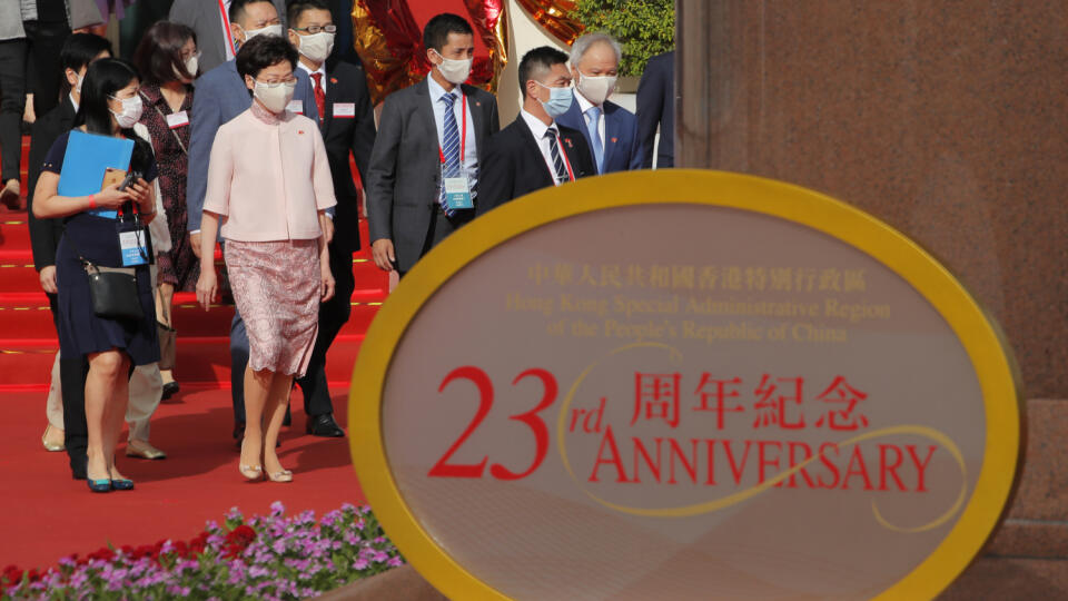 WA 3 Hongkong - Najvyššia predstaviteľka Hongkongu Carrie Lamová (druhá zľava) prichádza na slávnostné zhromaždenie pri príležitosti 23. výročia prechodu Hongkongu pod čínsku správu v Hongkongu 1. júla 2020. Británia v roku 1997 odovzdala Hongkong Číne. Hongkong si výročie prechodu pod čínsku správu pripomína len deň po schválení kontroverzného zákona o národnej bezpečnosti pre Hongkong, ktorý schválil stály výbor Celočínskeho zhromaždenia ľudových zástupcov (parlament). FOTO TASR/AP
Hong Kong
