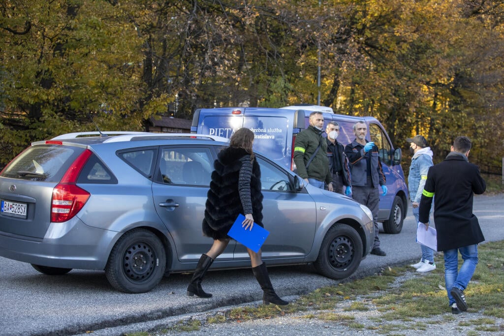 Na snímke hasiči a policajti vynášajú telo tragicky zosnulého hokejistu Dušana Pašek.