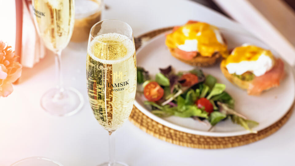 Sunday brunch with prosecco and eggs benedict