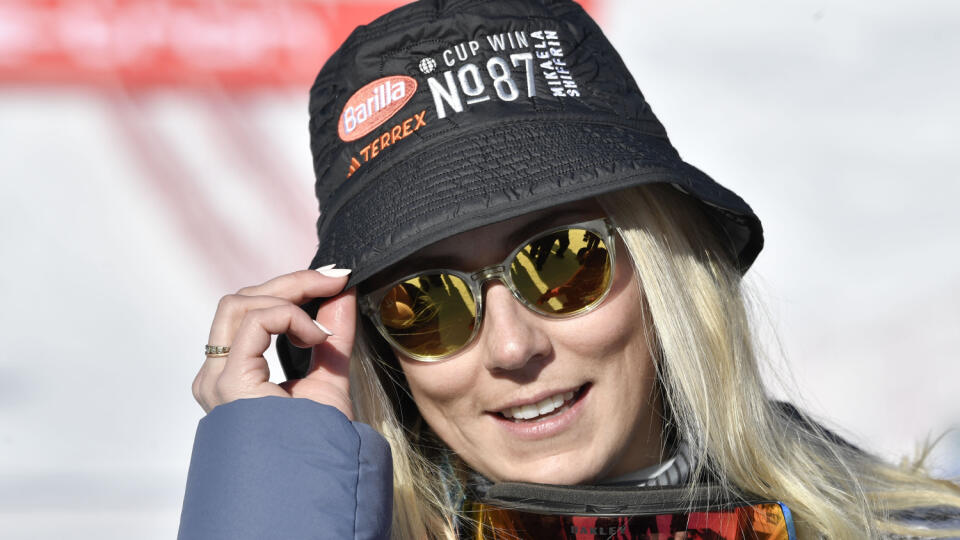 Shiffrinová vytiahla aj smiešny klobúk s logom sponzora.