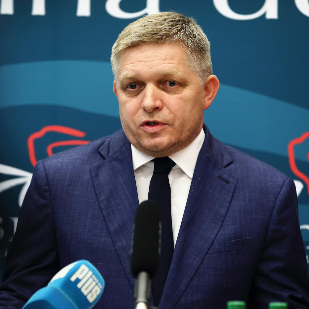Na snímke je tlačová konferencia strany Smer-SD kde sa Robert Fico vyjadril k téme threema.