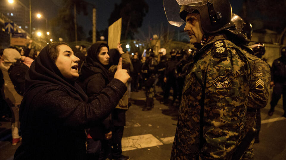 Iránske vedenie sa obáva ďalších protestov kvôli zostrelenému lietadlu