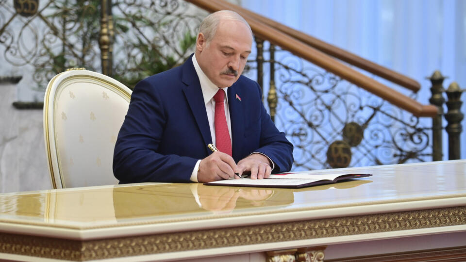 EBE 12 Minsk - Alexandr Lukašenko sa v stredu oficiálne ujal svojho šiesteho funkčného obdobia v úrade bieloruského prezidenta. Na snímke Lukašenko podpisuje inauguračný dokument po zložení prísahy v Paláci nezávislosti v Minsku 23. septembra 2020. FOTO TASR/AP
Belarusian President Alexander Lukashenko signs the inauguration certificate during his inauguration ceremony at the Palace of the Independence in Minsk, Belarus, Wednesday, Sept. 23, 2020. Lukashenko of Belarus has assumed his sixth term