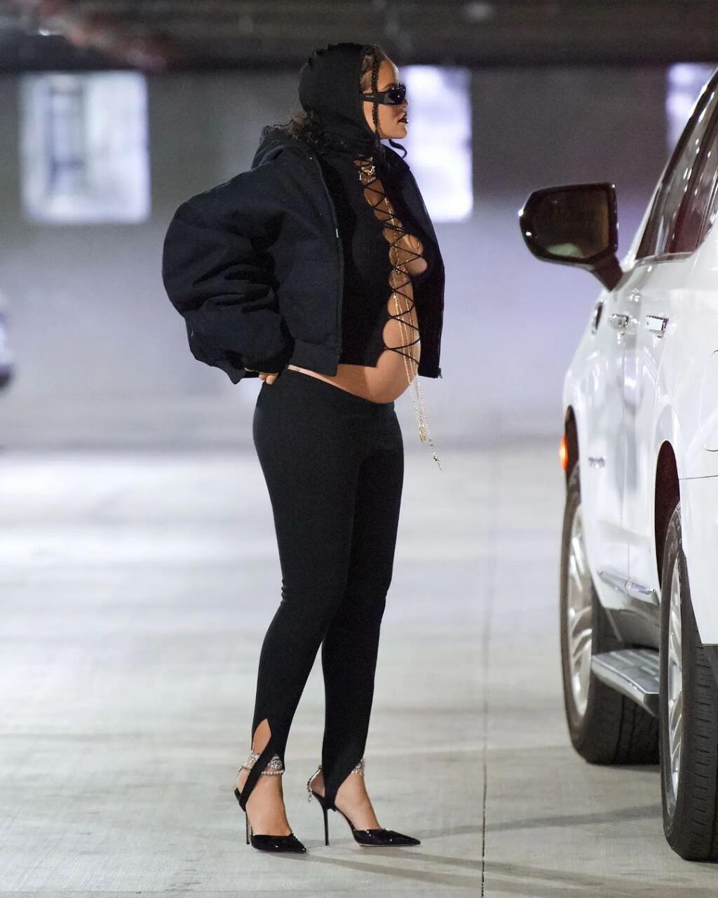 Rihanna momentálne čaká bábätko, no ani to ju nezastaví v mimoriadne odvážnych outfitoch, v ktorých často šokuje a ukáže viac, ako by mala.