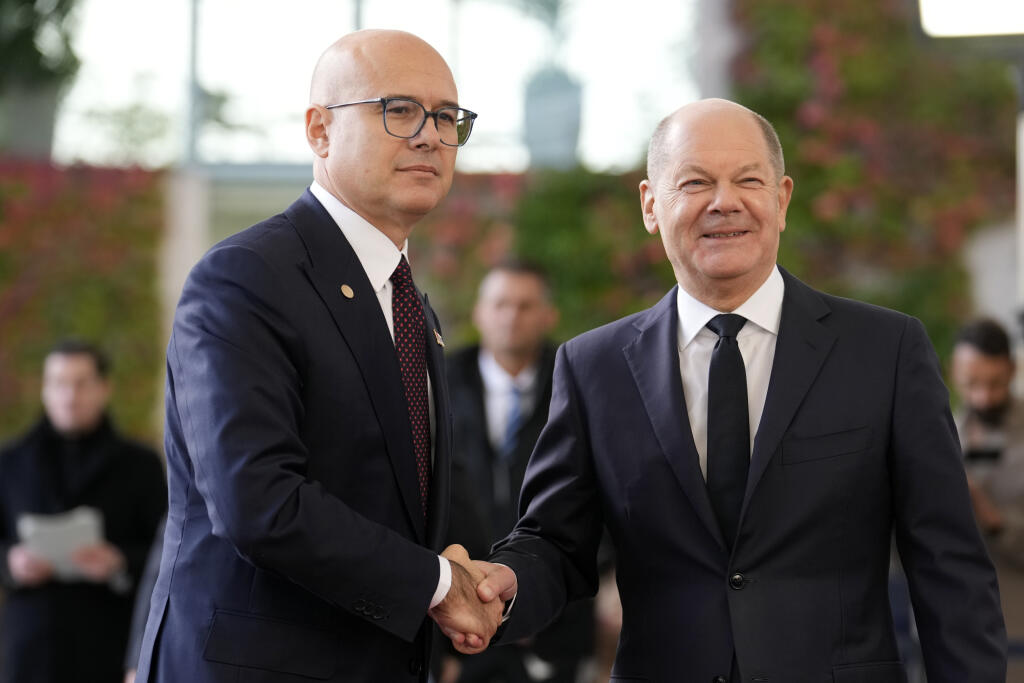 EBE 21 Berlín - Na snímke sprava nemecký kancelár Olaf Scholz a srbský premiér Miloš Vučevič počas privítania v Berlíne v pondelok 14. októbra 2024. Scholz privíta lídrov šiestich západobalkánskych štátov na berlínskom summite o nadviazaní užších vzťahov s Európskou úniou. FOTO TASR/AP

German chancellor Olaf Scholz welcomes Prime Minister of Serbia Milos Vucevic to the 'Berlin Process' summit about integration with and within the western Balkans in Berlin, Germany, Monday, Oct. 14, 2024. (AP Ph