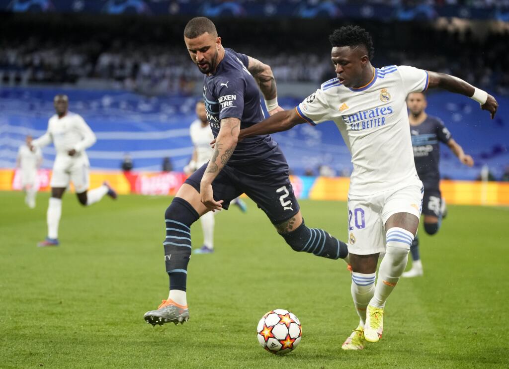 EBE 41 Madrid - Na snímke sprava hráč Realu Vinicius Junior a hráč Manchestru Kyle Walker v odvete semifinále Ligy majstrov vo futbale Real Madrid - Manchester City v Madride 4. mája 2022. FOTO TASR/AP
Real Madrid's Vinicius Junior, right, duels for the ball with Manchester City's Kyle Walker during the Champions League semi final, second leg soccer match between Real Madrid and Manchester City at the Santiago Bernabeu stadium in Madrid, Spain, Wednesday, May 4, 2022. (AP Photo/Manu Fernandez)