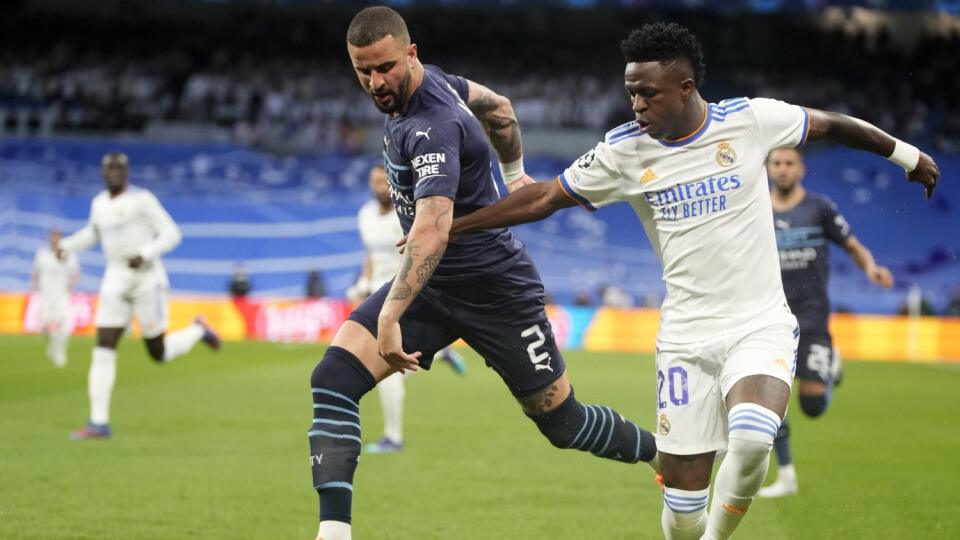EBE 41 Madrid - Na snímke sprava hráč Realu Vinicius Junior a hráč Manchestru Kyle Walker v odvete semifinále Ligy majstrov vo futbale Real Madrid - Manchester City v Madride 4. mája 2022. FOTO TASR/AP
Real Madrid's Vinicius Junior, right, duels for the ball with Manchester City's Kyle Walker during the Champions League semi final, second leg soccer match between Real Madrid and Manchester City at the Santiago Bernabeu stadium in Madrid, Spain, Wednesday, May 4, 2022. (AP Photo/Manu Fernandez)