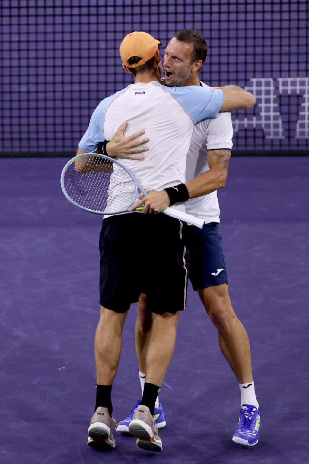 Filip Polášek s Johnom Peersom oslavujú triumf na turnaji v Indian Wells.
