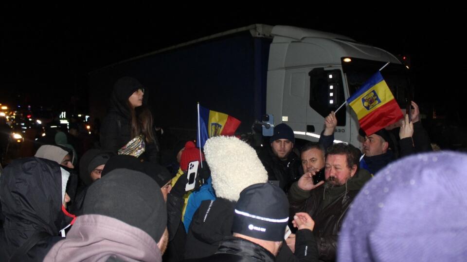 Traktory a kamióny tvoria kolóny na cestách už šesť dní a spomaľujú alebo blokujú dopravu.