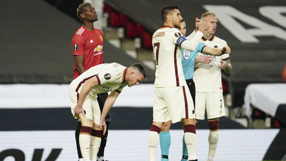 Hráč AS Rím Jordan Veretout (vpredu vľavo) reaguje po tom, ako utrpel zranenie v zápase semifinále Európskej ligy Manchester United - AS Rím v Manchesteri 29. apríla 2021.