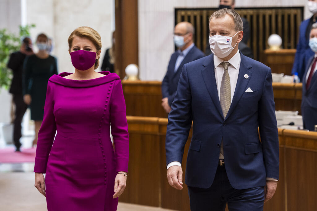 Na snímke prezidentka SR Zuzana Čaputová a predseda NR SR Boris Kollár (Sme rodina) prichádzajú na 8. schôdzu Národnej rady SR, na ktorej prezidentka SR vystúpila so Správou o stave Slovenskej republiky v Bratislave 5. júna 2020. FOTO TASR - Jaroslav Novák