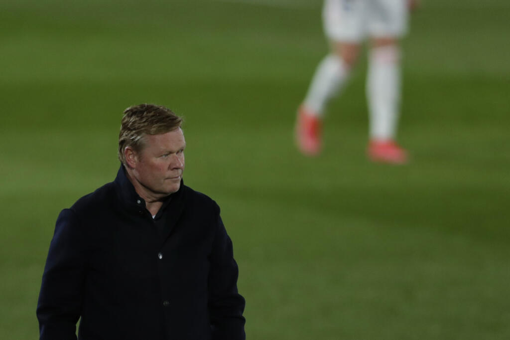 WA 35 Madrid - Tréner Barcelony Ronald Koeman v sobotnom El Clásicu v rámci 30. kola La Ligy Real Madrid - FC Barcelona v Madride 10. apríla 2021. Real Madrid zvíťazil 2:1. FOTO TASR/AP
Barcelona's head coach Ronald Koeman follows the action from the side line during the Spanish La Liga soccer match between Real Madrid and FC Barcelona at the Alfredo di Stefano stadium in Madrid, Spain, Saturday, April 10, 2021. (AP Photo/Manu Fernandez)