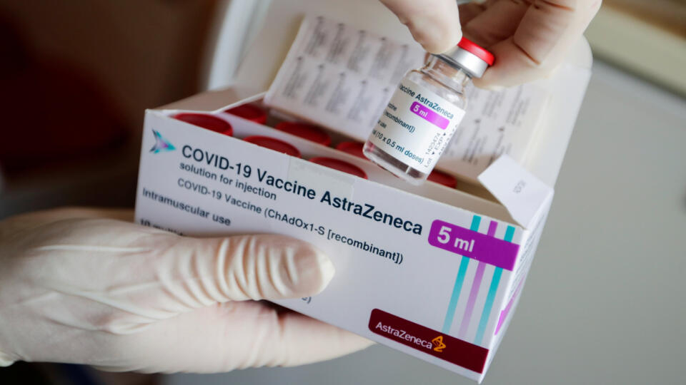 Mnohé štáty pozastavujú očkovanie vakcínou AstraZeneca, podľa Svetovej zdravotníckej organizácie však dostupné údaje nenaznačujú celkovému zvýšeniu zrážania krvi po posaní tejto vakcíny.