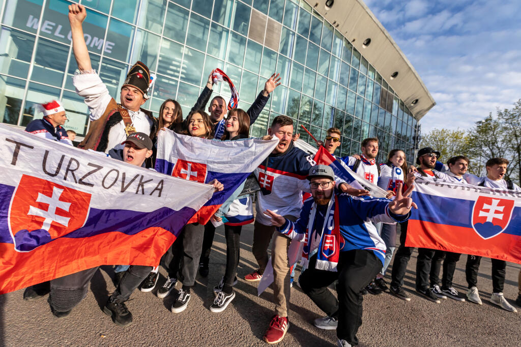 Na snímke sú slovenskí fanúšikovia pred piatym zápasom základnej skupiny MS 2022 v Helsinkách, v ktorom nastúpili slovenskí hokejisti proti Kazachstanu.