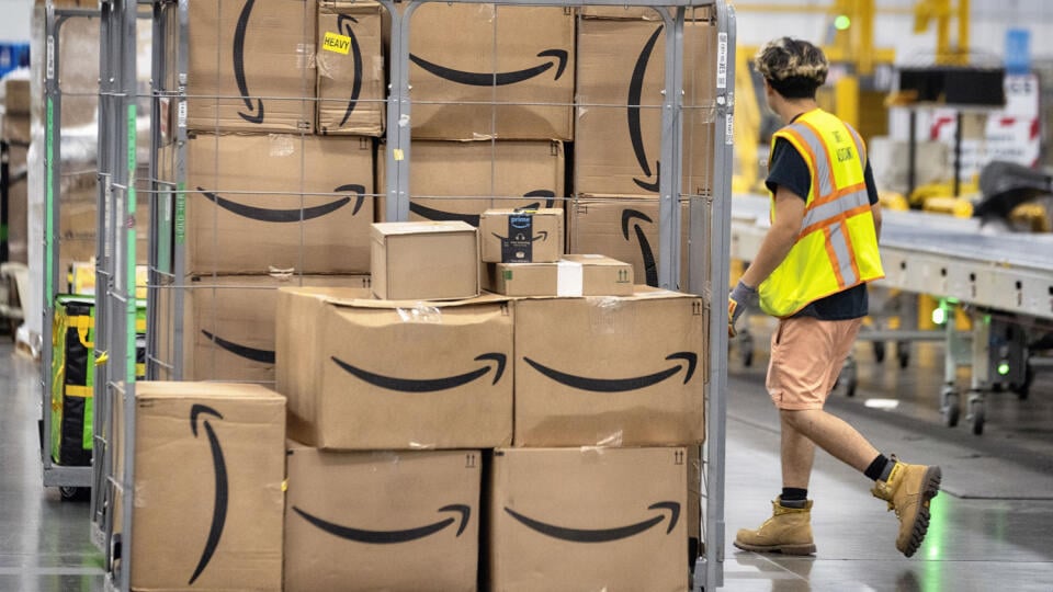 WA 32 South Gate - Zamestnanec Amazonu nakladá objednaný tovar na vozík v doručovacej stanici počas dvojdňovej nákupnej akcie amerického internetového gigantu Amazon Prime Day v meste South Gate v Kalifornii v utorok 16. júla 2024. Dvojdňová akcia Amazonu vyniesla rekordných 14,2 miliardy USD (12,99 miliardy eur). Uviedla to spoločnosť Adobe Analytics vo štvrtok 18. júla. Prime Day sa začal pred desiatimi rokmi a stal sa obľúbenou nákupnou akciou vďaka ponuke značných zliav na širokú škálu pro