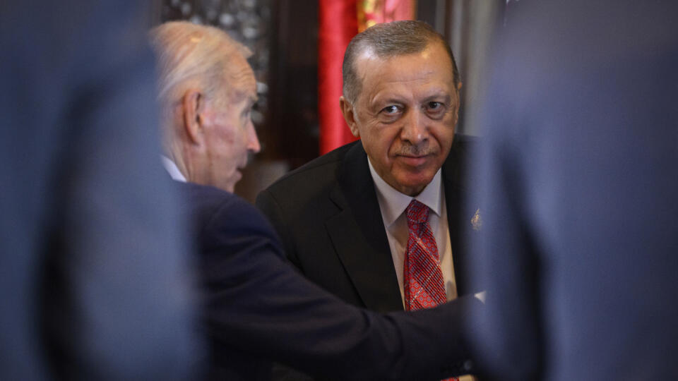 KK29 Nusa Dua - Americký prezident Joe Biden (vľavo) a turecký prezident Recep Tayyip Erdogan sa rozprávajú na summite G20 na indonézskom ostrove Bali v utorok 15. novembra 2022. FOTO TASR/AP
US President Joe Biden, left, speaks with Turkey President Recep Tayyip Erdogan, during the G20 Summit, in Nusa Dua, Indonesia, Tuesday Nov. 15, 2022. (Leon Neal/Pool Photo via AP)