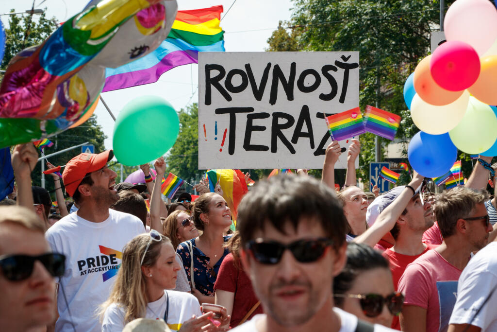 Dúhový pride - pochod za práva homosexuálov v centre Bratislavy.