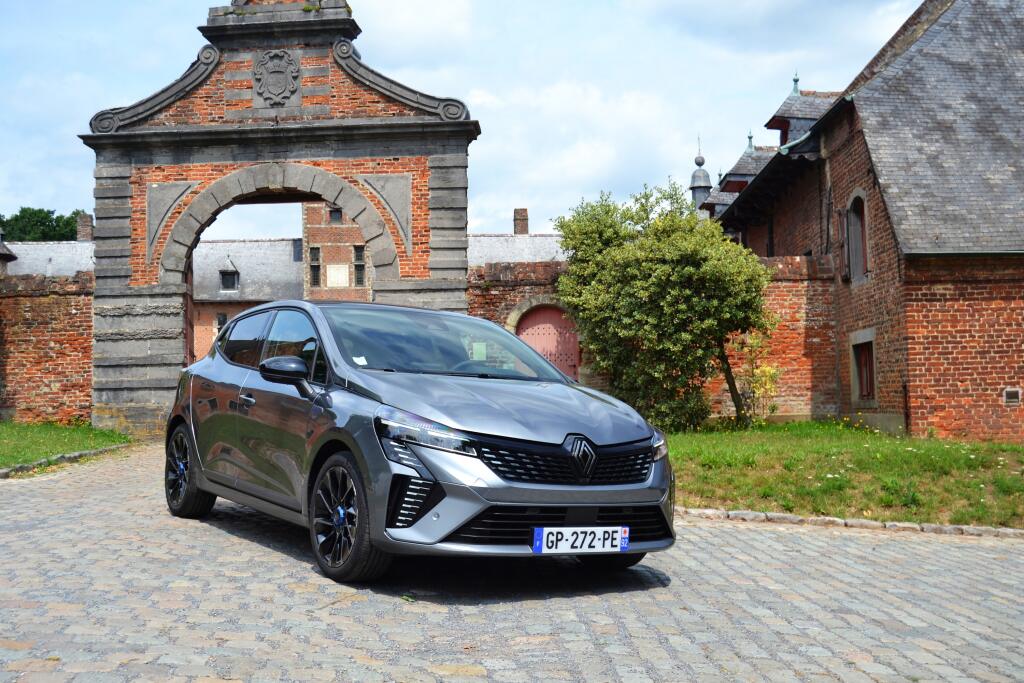 Nové Clio s energickým vzhľadom a na želanie aj so vzduchovými deflektormi v štýle formuly 1. Široká maska chladiča mu pristane.