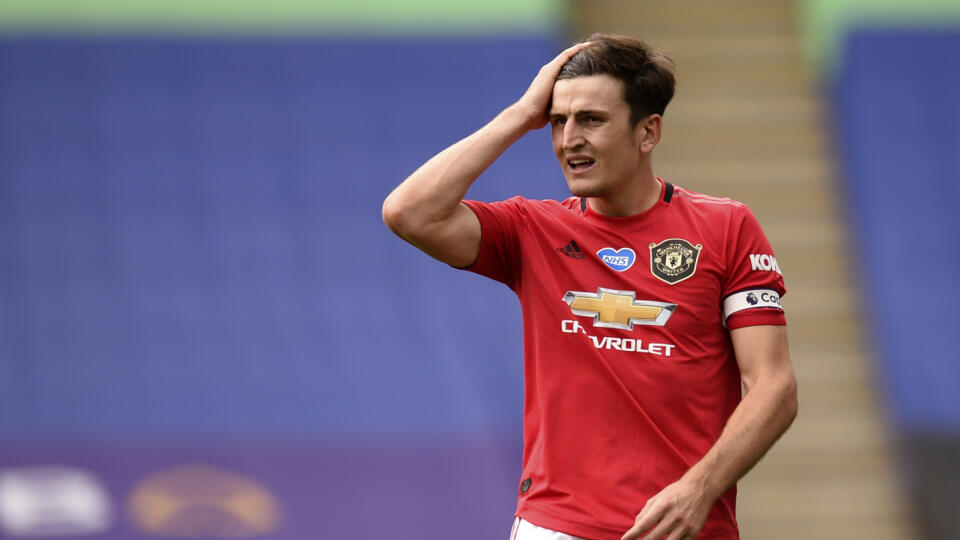 WA 23 archív Leicester - Na archívnej snímke z 26. júla 2020 kapitán manchestru United Harry Maguire reaguje počas zápasu anglickej futbalovej Premier League proti domácemu Leicestru City. Kapitán futbalistov Manchestru United Harry Maguire skončil na gréckom ostrove Mykonos v putách miestnej polície. Stalo sa tak vo štvrtok v skorých ranných hodinách 20. augusta 2020 po incidente pred jedným z miestnych barov. Maguire sa podľa britských médií dostal do roztržky s ďalšími anglickými turistami a
