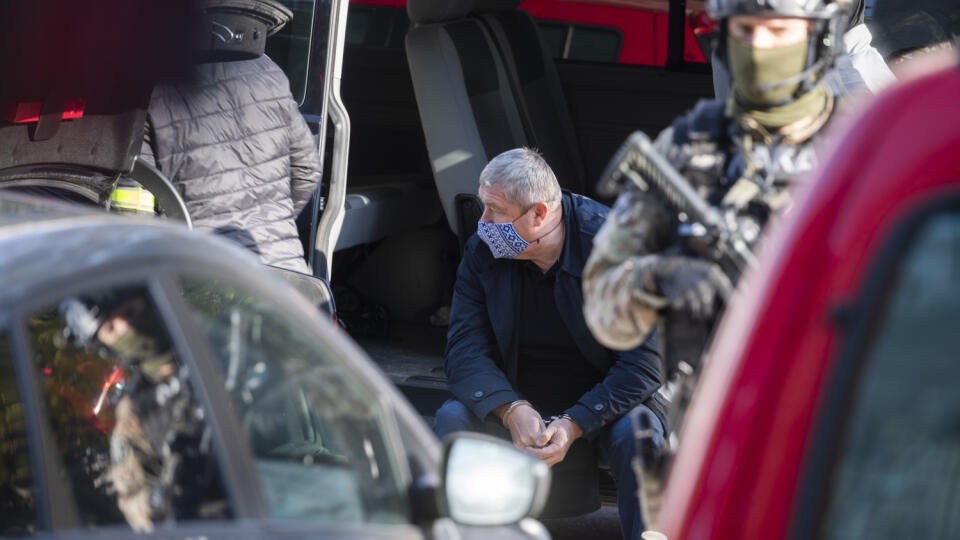 Na snímke špeciálny prokurátor Dušan Kováčik (uprostred), ktorého zadržala Národná kriminálna agentúra (NAKA) v Bratislave vo štvrtok 22. októbra 2020. FOTO TASR - Jaroslav Novák