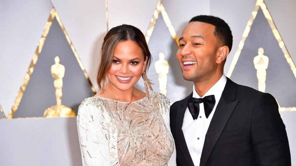 Chrissy Teigen a John Legend budú trojnásobnými rodičmi.