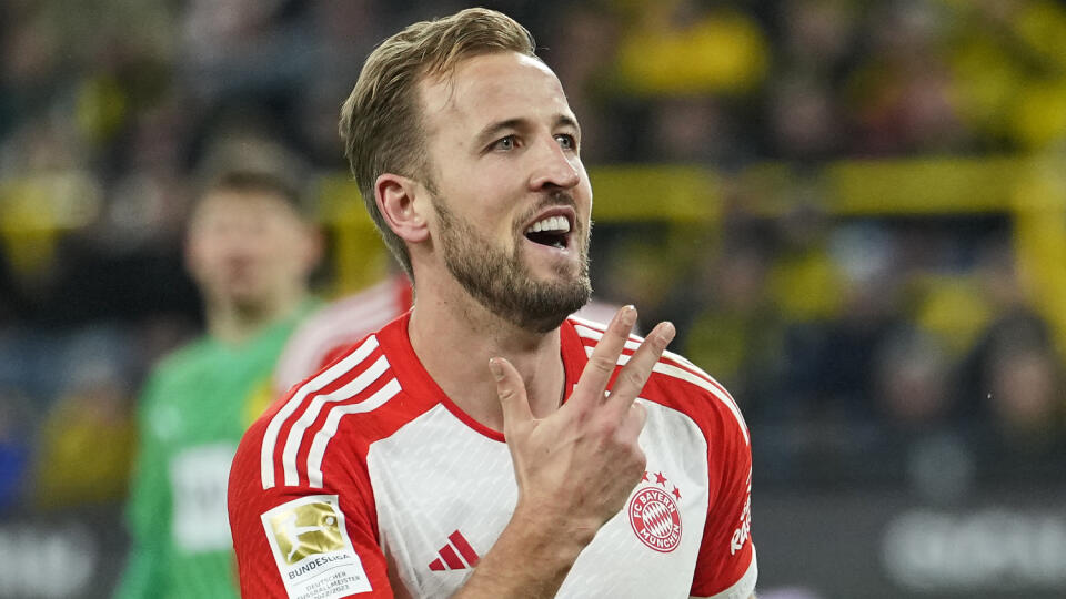 JB 14 Dortmund - Hráč Bayernu Harry Kane oslavuje po tom, ako strelil tretí gól vo futbalovom zápase nemeckej Bundesligy Borussia Dortmund - Bayern Mníchov v Dortmunde 4. novembra 2023. FOTO TASR/AP

Bayern's Harry Kane celebrates showing fingers after he scored his third goal during the German Bundesliga soccer match between Borussia Dortmund and Bayern Munich in Dortmund, Germany, Saturday, Nov. 4, 2023. (AP Photo/Martin Meissner)