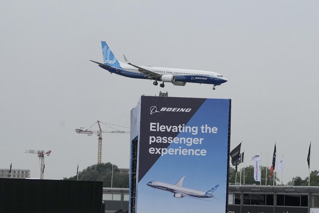 Lietadlo Boeing 737 počas predvádzacieho letu v deň otvorenia aerosalónu Salon International de l'Aéronautique et de l'Espace.