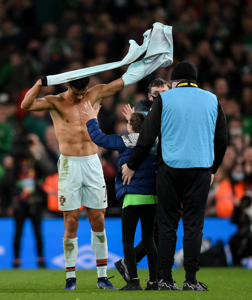 Odvážne dievčatko sa prebil až k Ronaldovi, aby ho mohlo objať. Dostala dres.