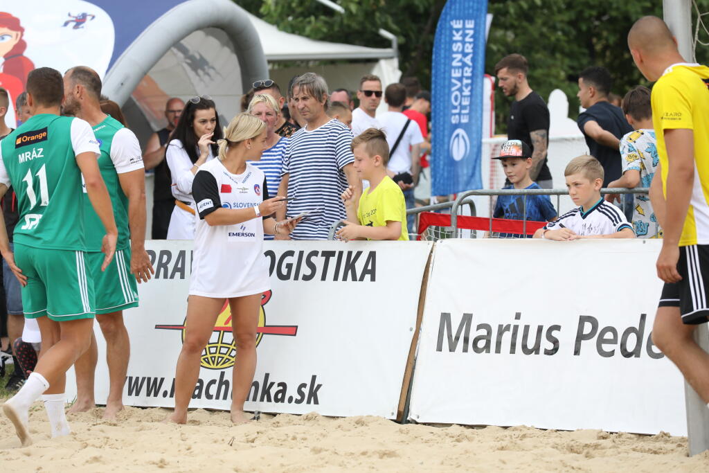 Dominika Cibulková počas zápasu rozdala niekoľko autogramov.