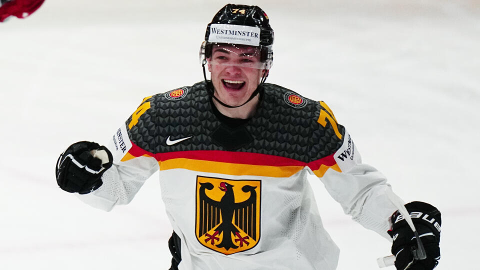 JB 60 Tampere - Nemecký hráč Wojciech Stachowiak oslavuje po tom, ako strelil úvodný gól v zápase A-skupiny na MS 2023 v hokeji Nemecko - Maďarsko v Tampere 21. mája 2023. FOTO TASR/AP
Germany's Justin Schutz celebrates after Wojciech Stachowiak scored the opening goal during the group A match between Germany and Hungary at the ice hockey world championship in Tampere, Finland, Sunday, May 21, 2023. (AP Photo/Pavel Golovkin)