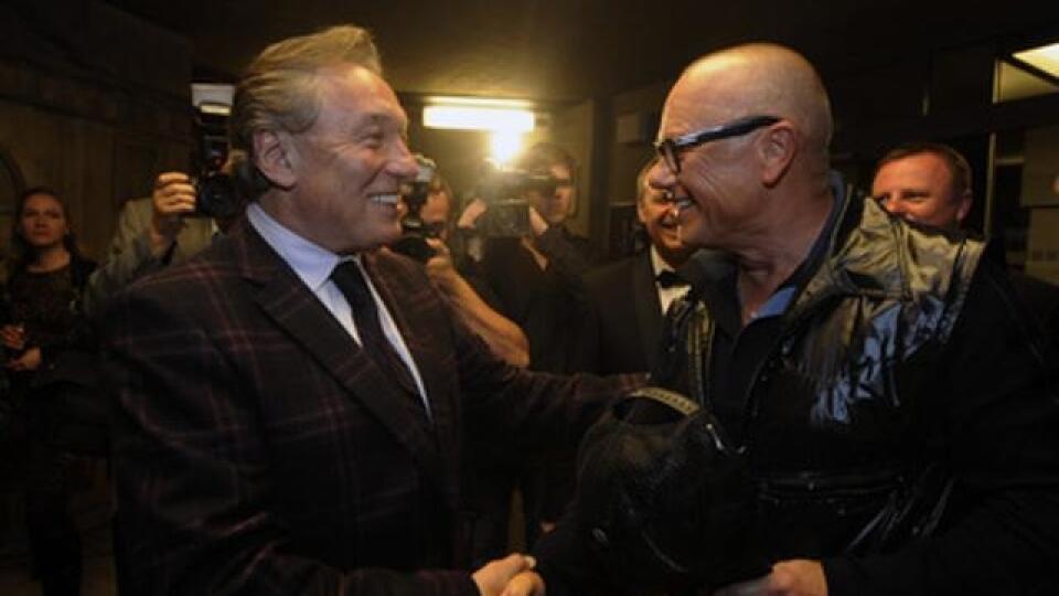 Jiří Korn a Karel Gott sa takto na seba usmievali ešte v lete. Teraz je všetko inak.