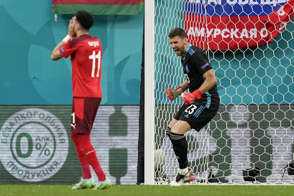 JB 50 Petrohrad - Španielsky brankár Unai Simon (vpravo) oslavuje po tom, ako Švajčiar Ruben Vargas neskóroval z penalty v zápase štvrťfinále Švajčiarsko - Španielsko na EURO 2020 vo futbale v Petrohrade 2. júla 2021. FOTO TASR/AP
Spain's goalkeeper Unai Simon celebrates after Switzerland's Ruben Vargas, left, failed to score a penalty shot during a penalty shootout after extra time during the Euro 2020 soccer championship quarterfinal match between Switzerland and Spain at Saint Petersburg st