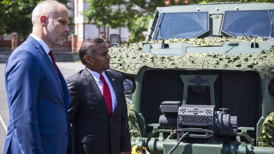 Veľvyslanec USA na Slovensku Gautam Rana a minister obrany Martin Sklenár.