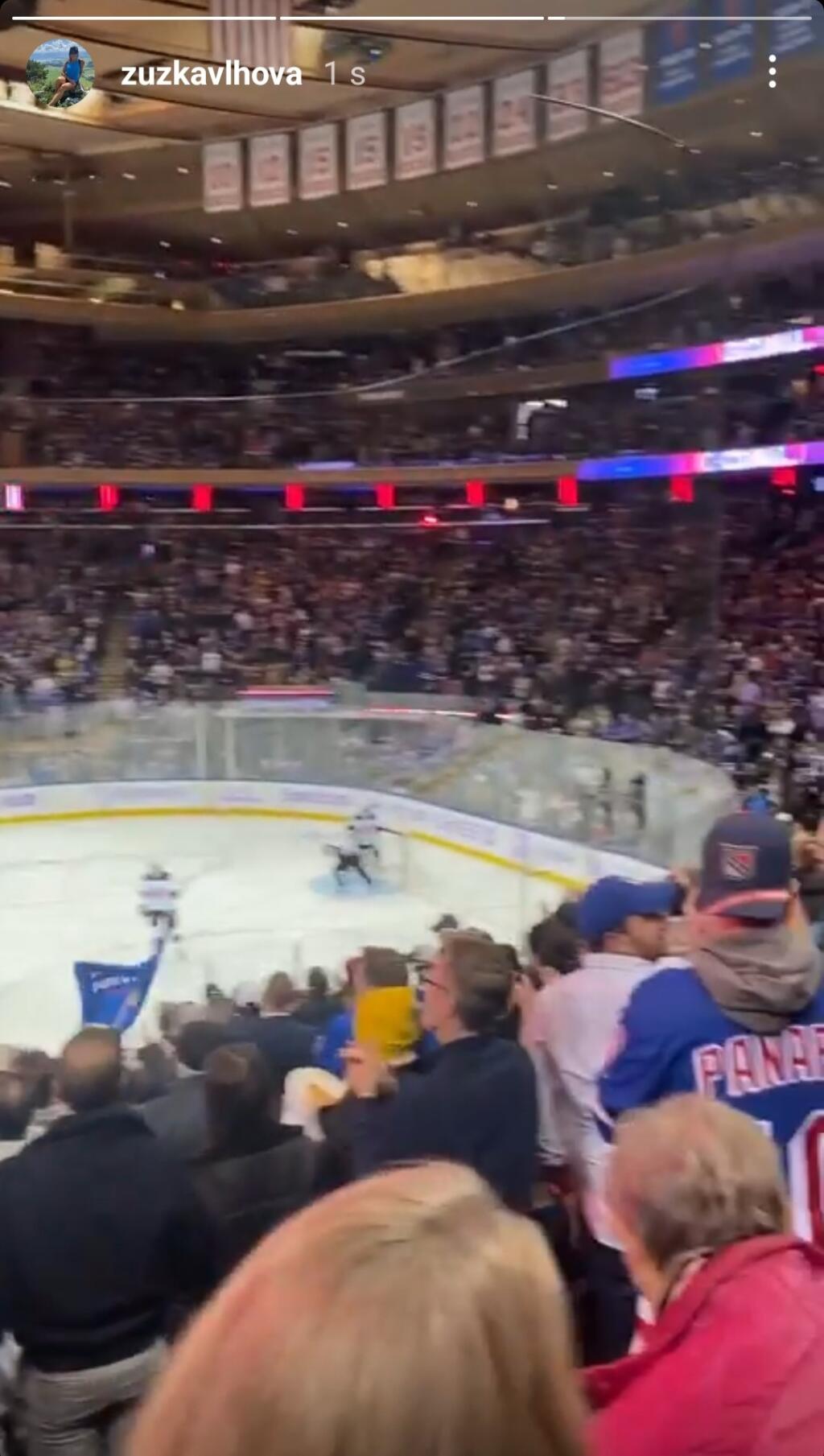 Petini a Borisovi rodičia si zase užili atmosféru v slávnom Madison Square na hokejovom zápase medzi New York Rangers a New Jersey Devils.
