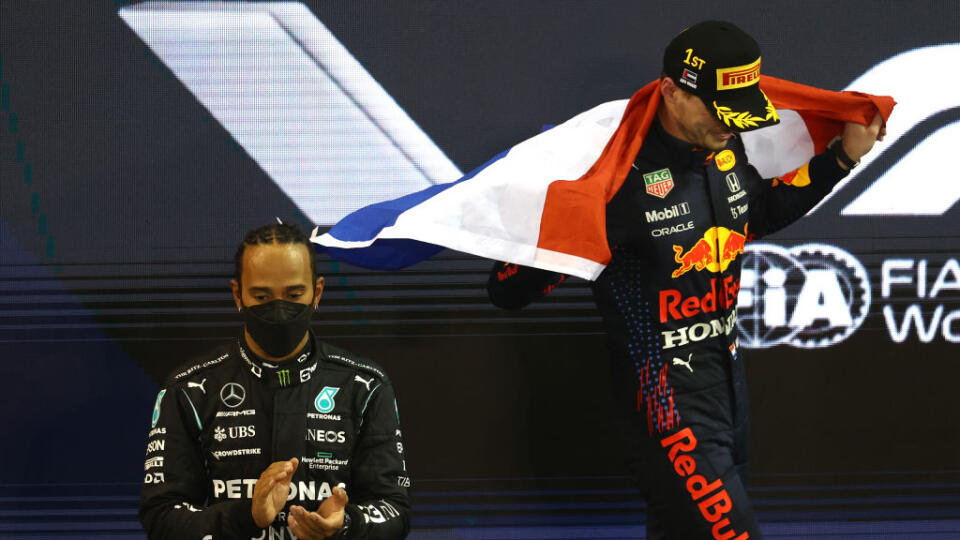 Lewis Hamilton musel po VC Saudskej Arábie sledovať, ako sa Max Verstappen teší z titulu majstra sveta.