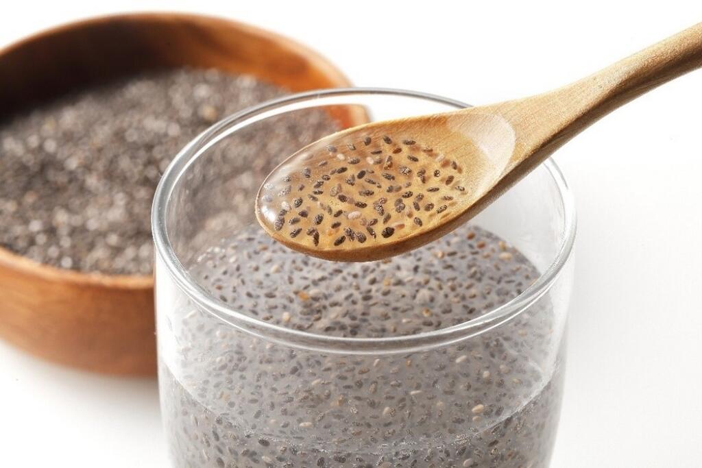 Chia semiačka musíme vždy namočiť do tekutiny aspoň na 15 minút.