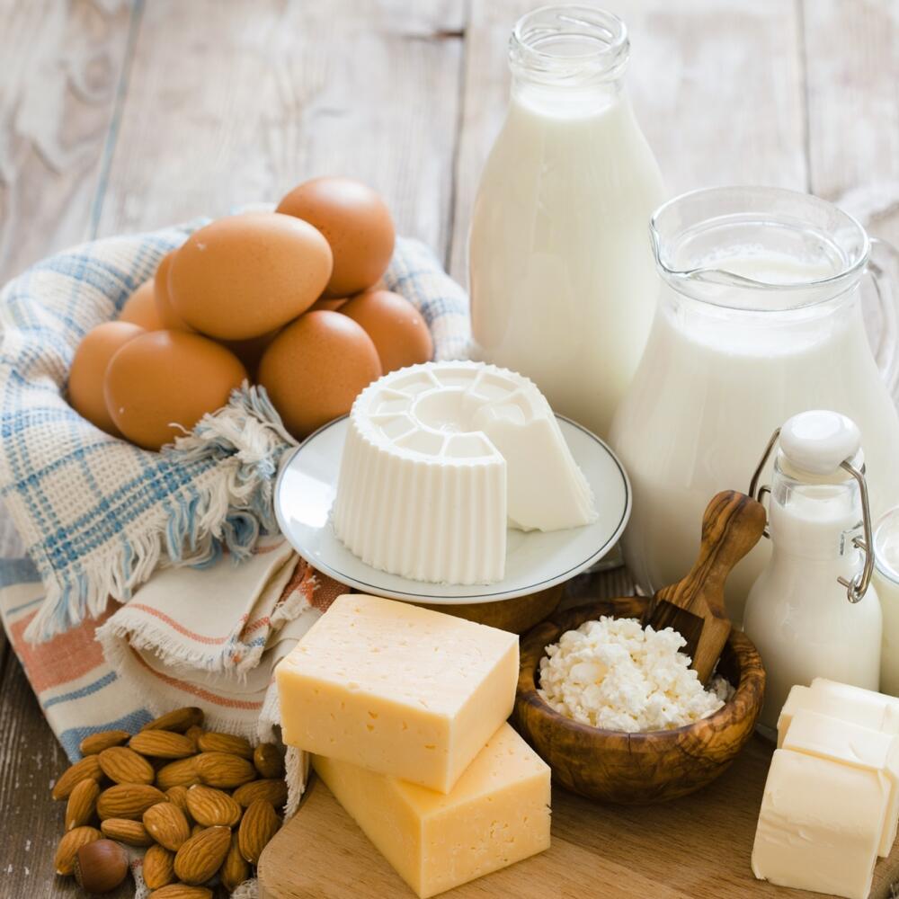 стол с молочными продуктами