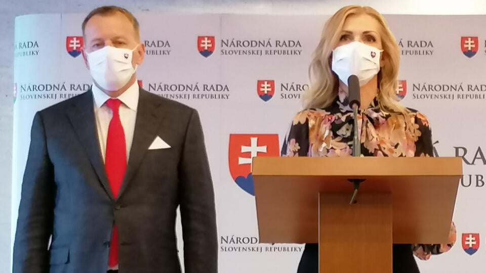 Poslankyňa Národnej rady (NR) SR Petra Krištúfková (Sme rodina) a predseda NR SR Boris Kollár (Sme rodina) počas tlačovej konferencie k téme: Nebojím sa pravdy 21. júna 2020 v Bratislave. Petra Krištúfková sa vzdáva funkcie splnomocnenkyne vlády pre rodinu. "Nestojí mi za to, aby cez moju osobu útočili na vládu, útočili na ministra, na naše hnutie a už vôbec nie na moje deti," uviedla na nedeľňajšej tlačovej konferencii s tým, že naďalej bude robiť svoju prácu. Počet preferenčných hlasov, ktoré 