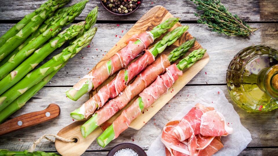 Fresh,Organic,Asparagus,Wrapped,In,Parma,Ham,On,A,Cutting